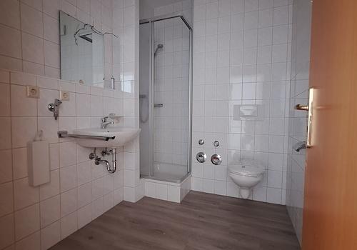 modernes Bad mit Dusche