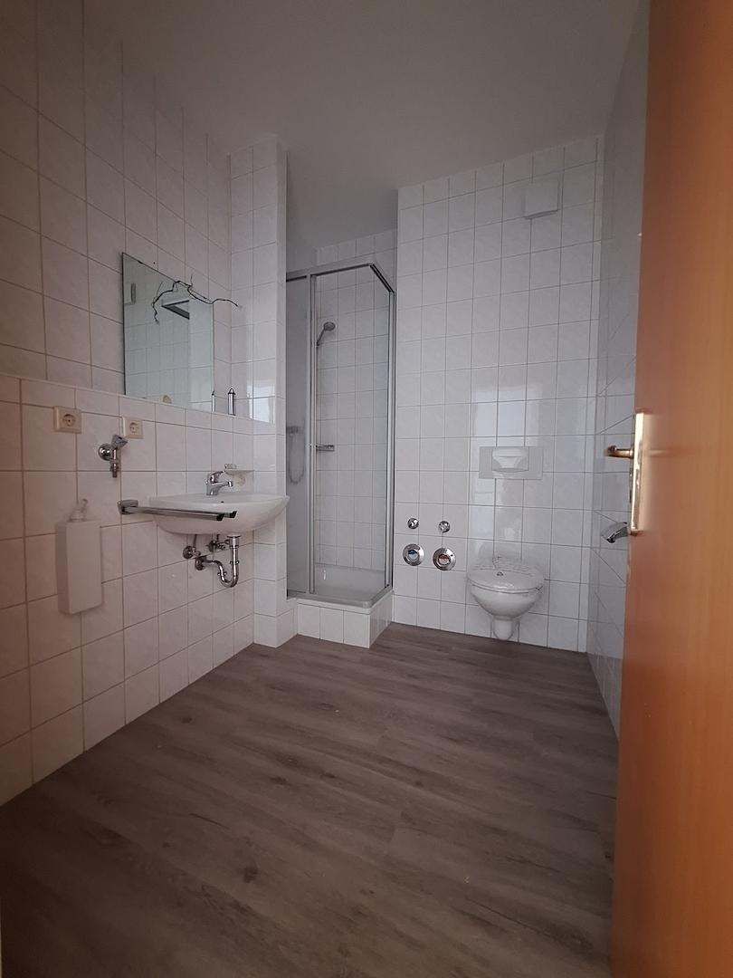 modernes Bad mit Dusche
