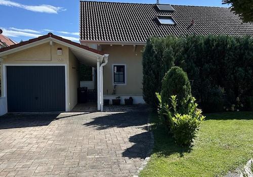 Zufahrt mit Garage