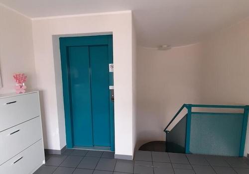 Treppenhaus mit Fahrstuhl