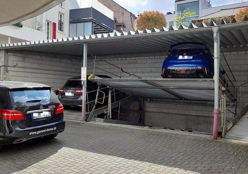 Hof mit Garage