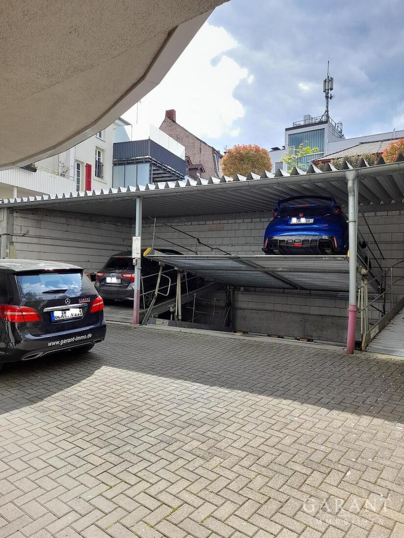 Hof mit Garage