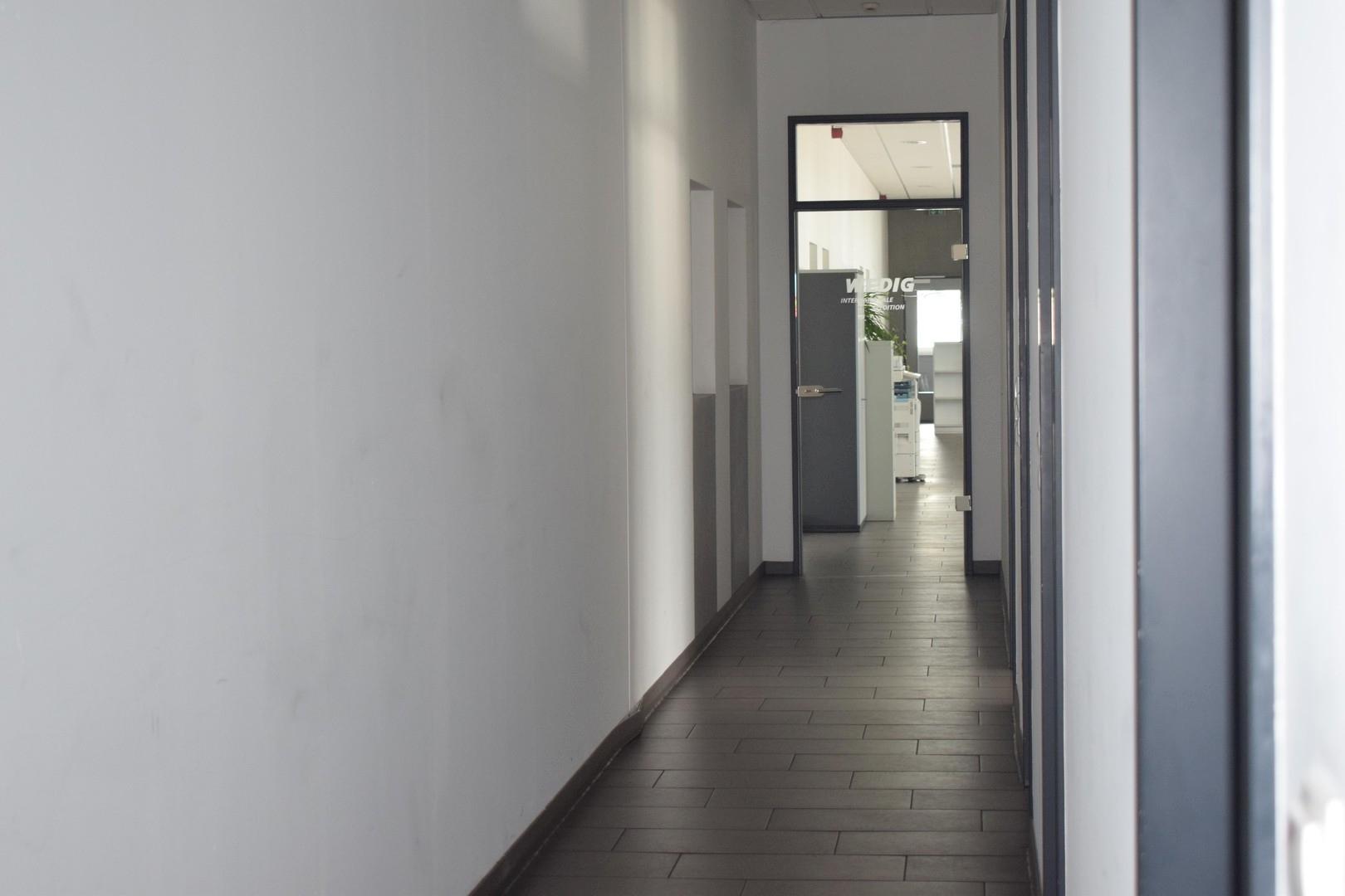 Bürotrakt mit Sozialräumen 