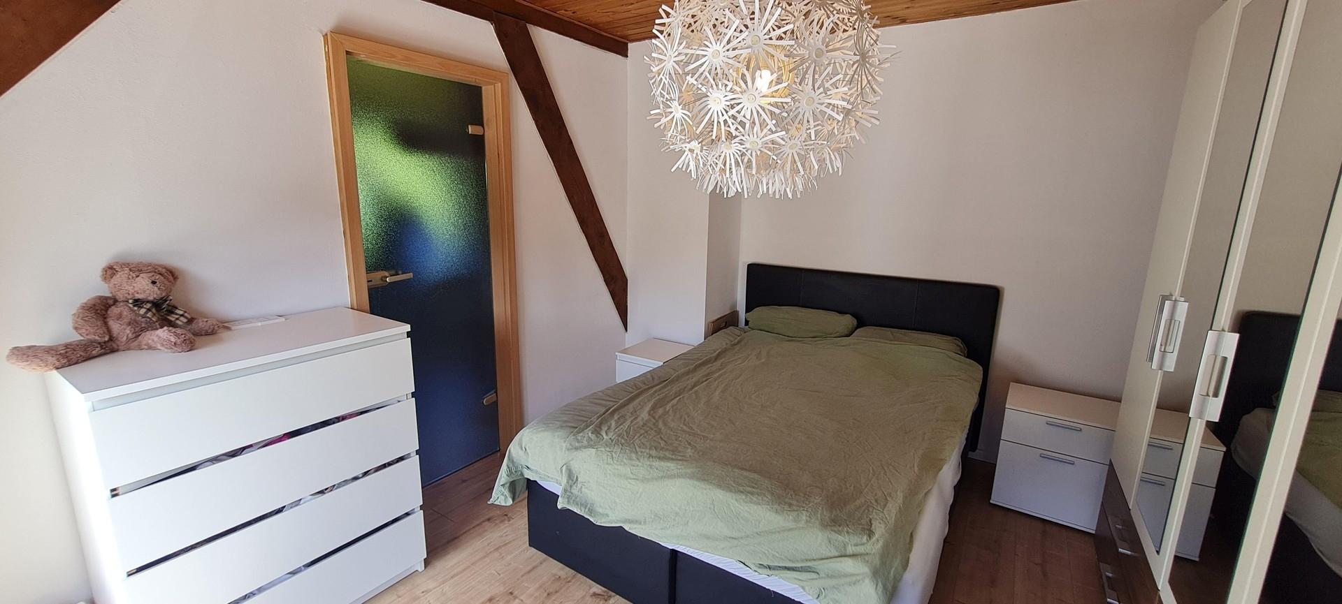 Schlafzimmer 1
