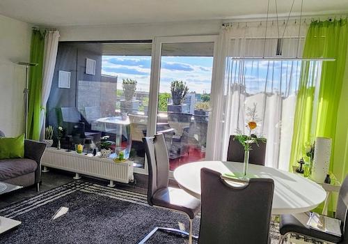 Blick im Wzi zum Balkon