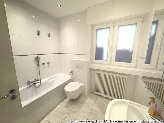 Badezimmer_Tageslicht_mit_Sonne_im_Fenster