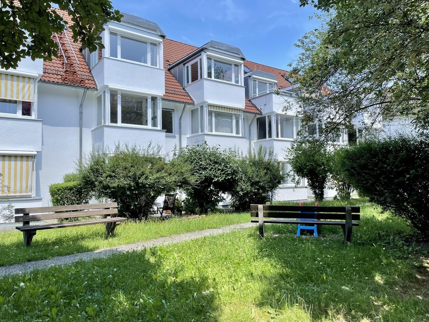 Gebäude im grünen Innenhof