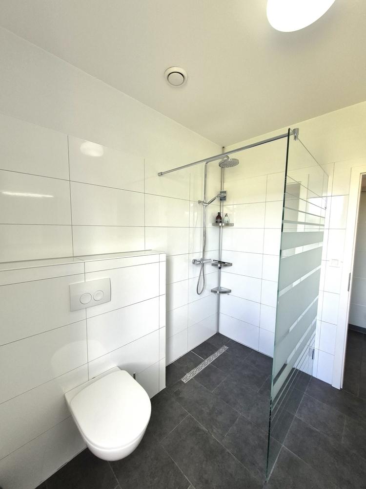 Bad 2 mit bodentiefer Dusche