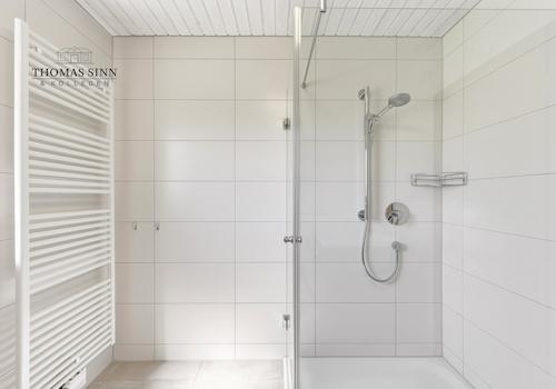 ...mit großer Dusche