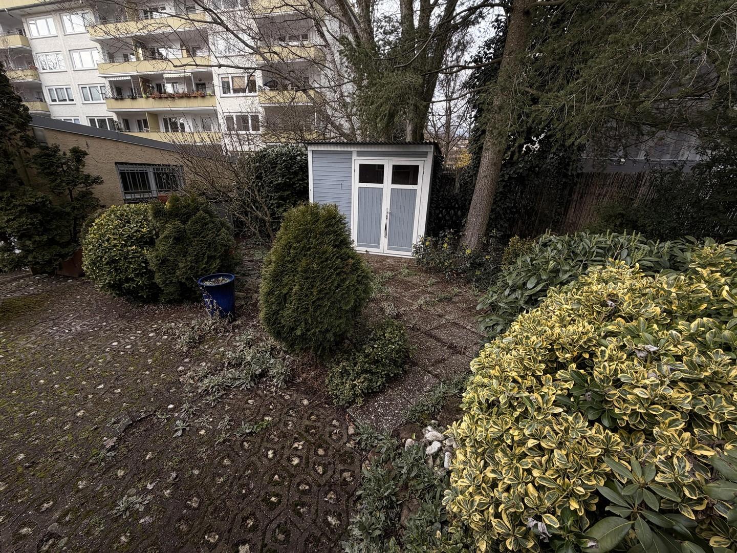 Garten mit Gartenhütte