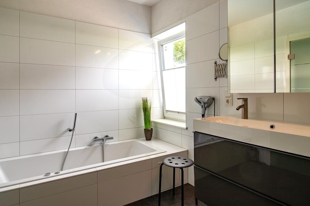 Bad 1: Badewanne mit Whirlpool