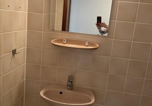 Toilette mit Waschtisch