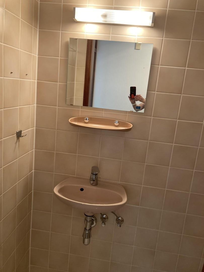 Toilette mit Waschtisch