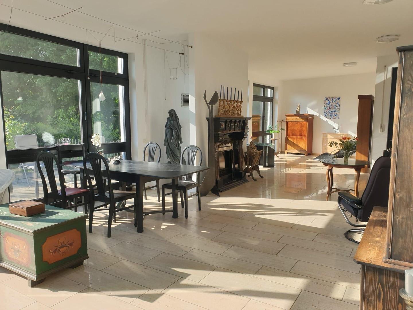 großes Zimmer mit Terrassenzug