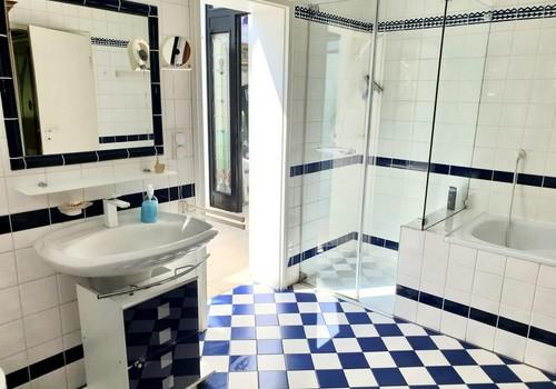 Bad mit Dusche + Badewanne