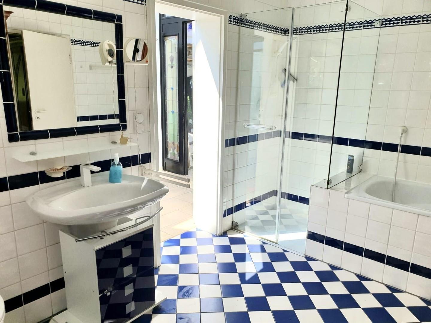 Bad mit Dusche + Badewanne
