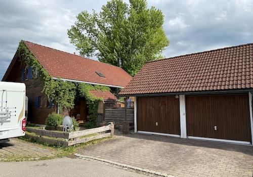 Hausansicht mit Doppelgarage