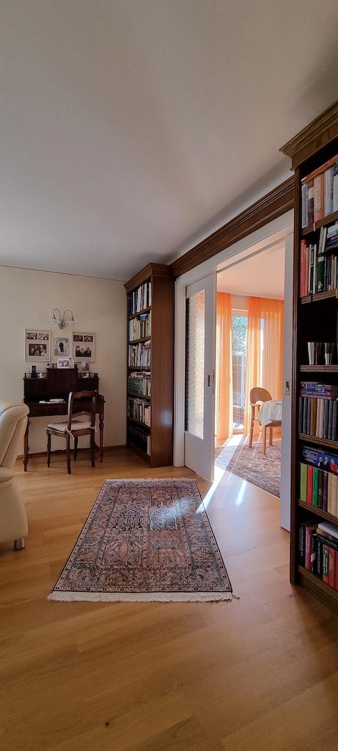 Bücherbord im Wohnzimmer