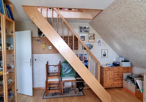 Zimmer mit Aufgang zum DG