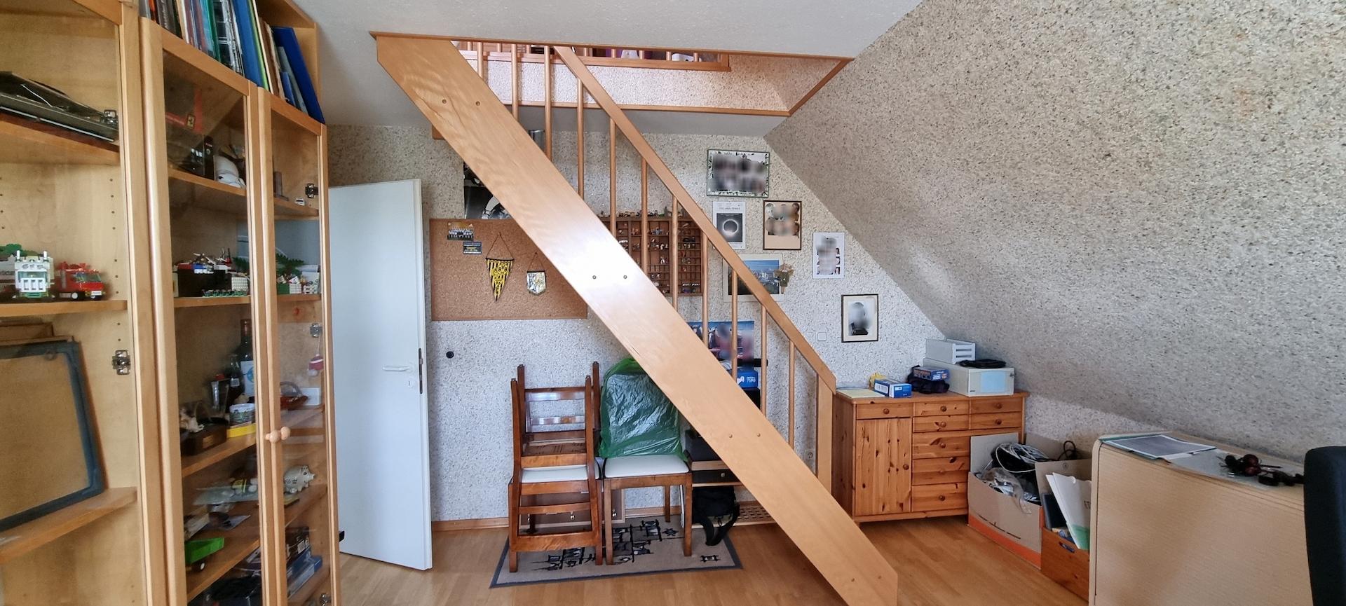 Zimmer mit Aufgang zum DG