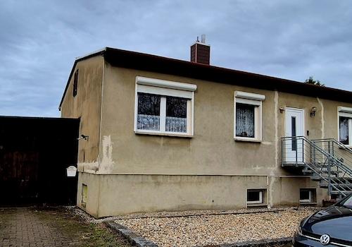 Vorder- und Seitenansicht mit Garage