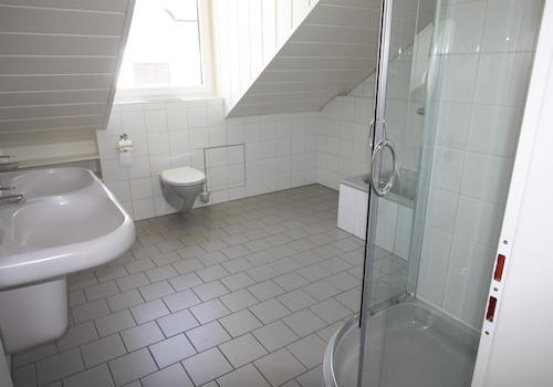 Doppelwaschbecken u. WC 