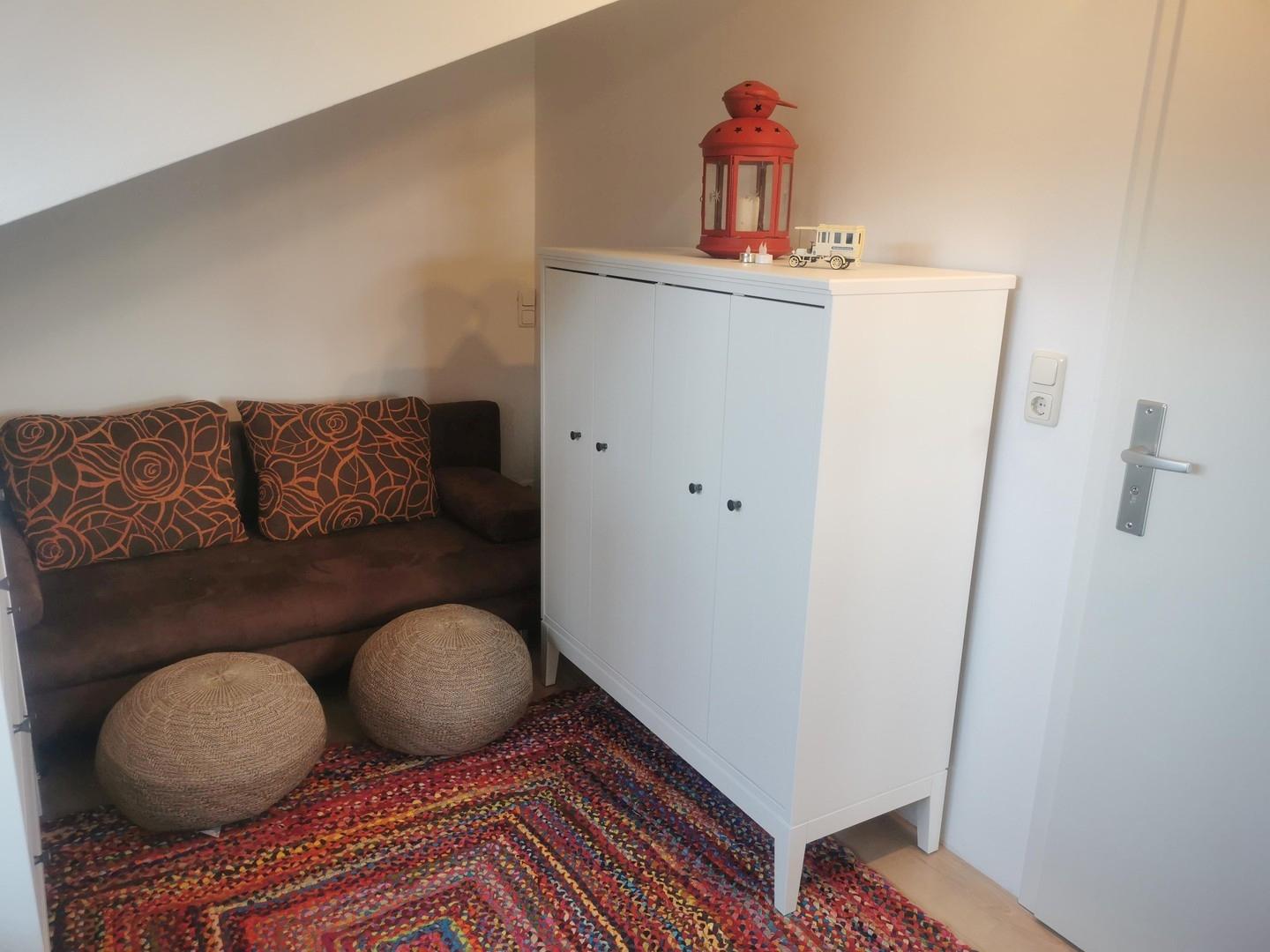 gemütliche Couch + Sitzbälle