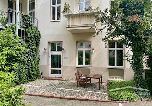 Sonniger Pausenplatz im Hof