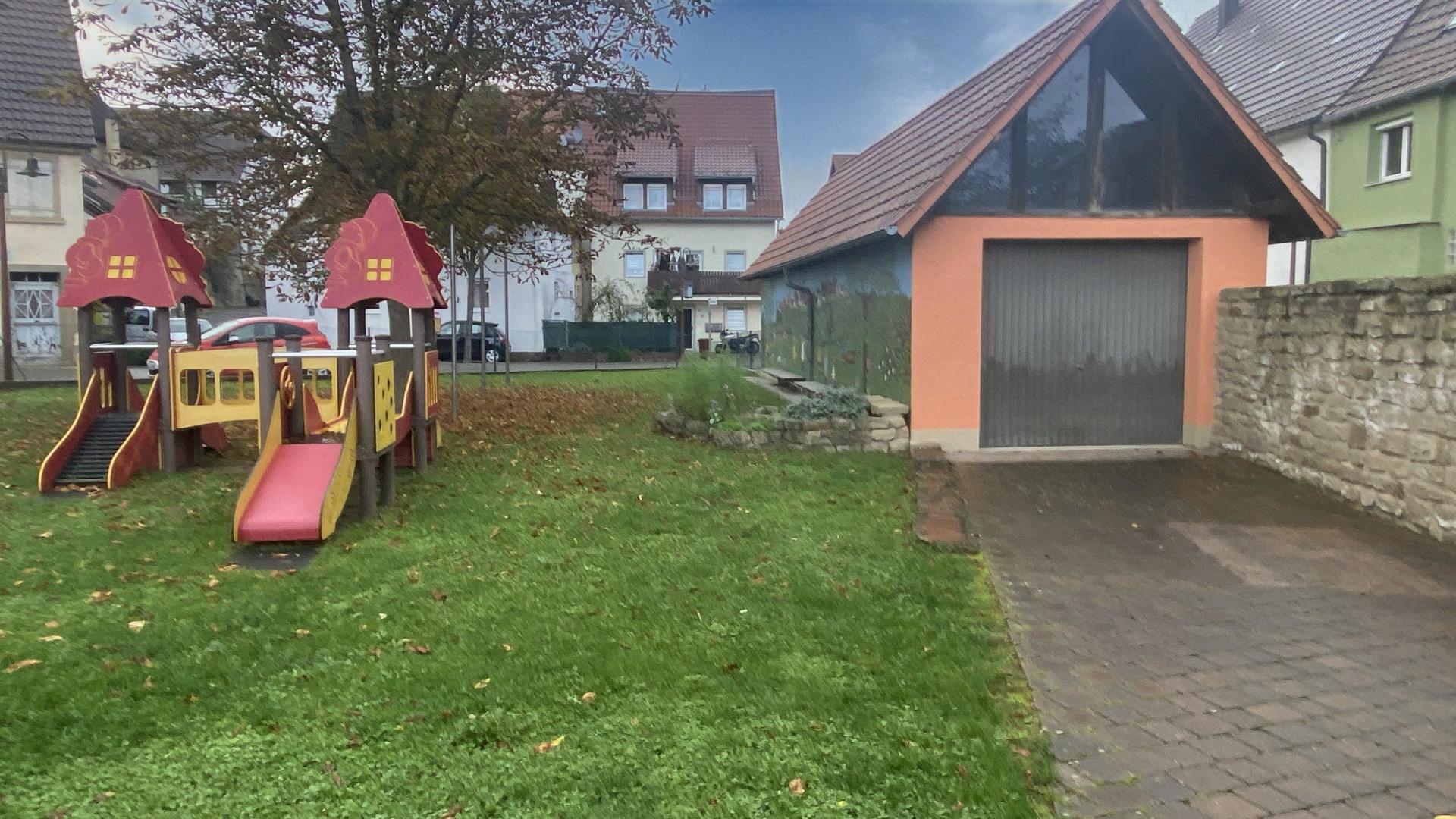 Spielfläche mit  extra langer Garage