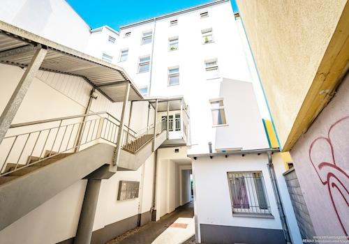 Wohnungseingang und Durchfahrt 