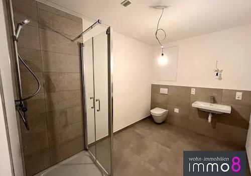 großzügiges Bad mit Dusche