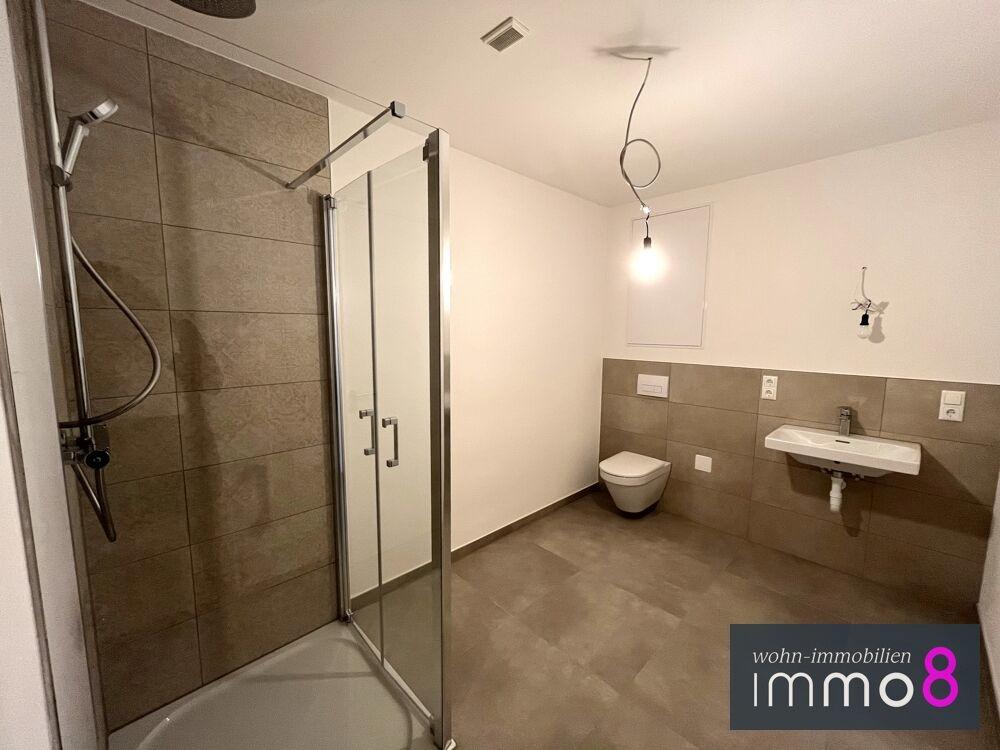 großzügiges Bad mit Dusche
