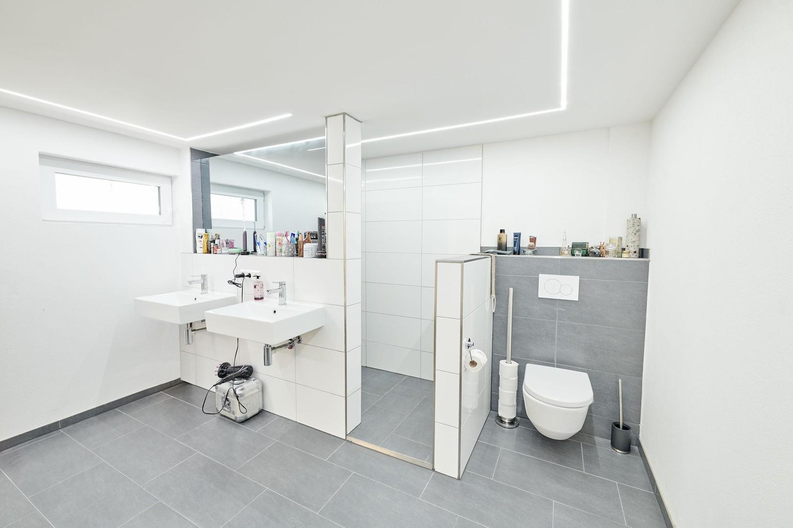 WC und Waschbecken