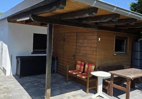 Schuppen an der Garage