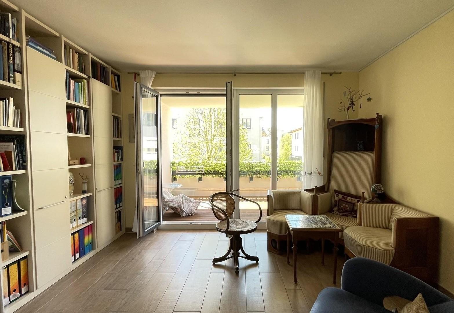 Wohnzimmer mit Balkon