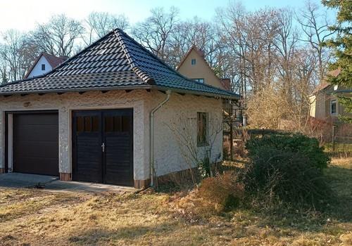 Doppelgarage mit Garten