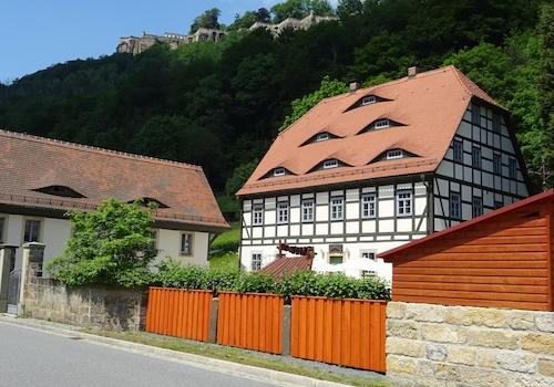 Außenansicht mit Festung