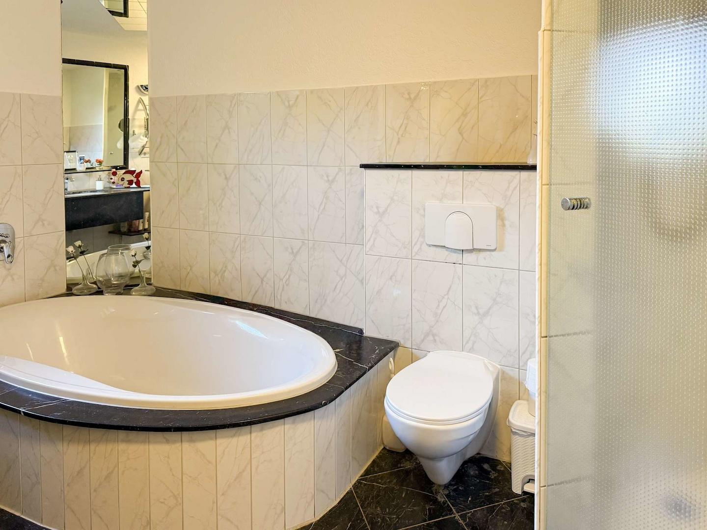 Mit Wanne und Dusche