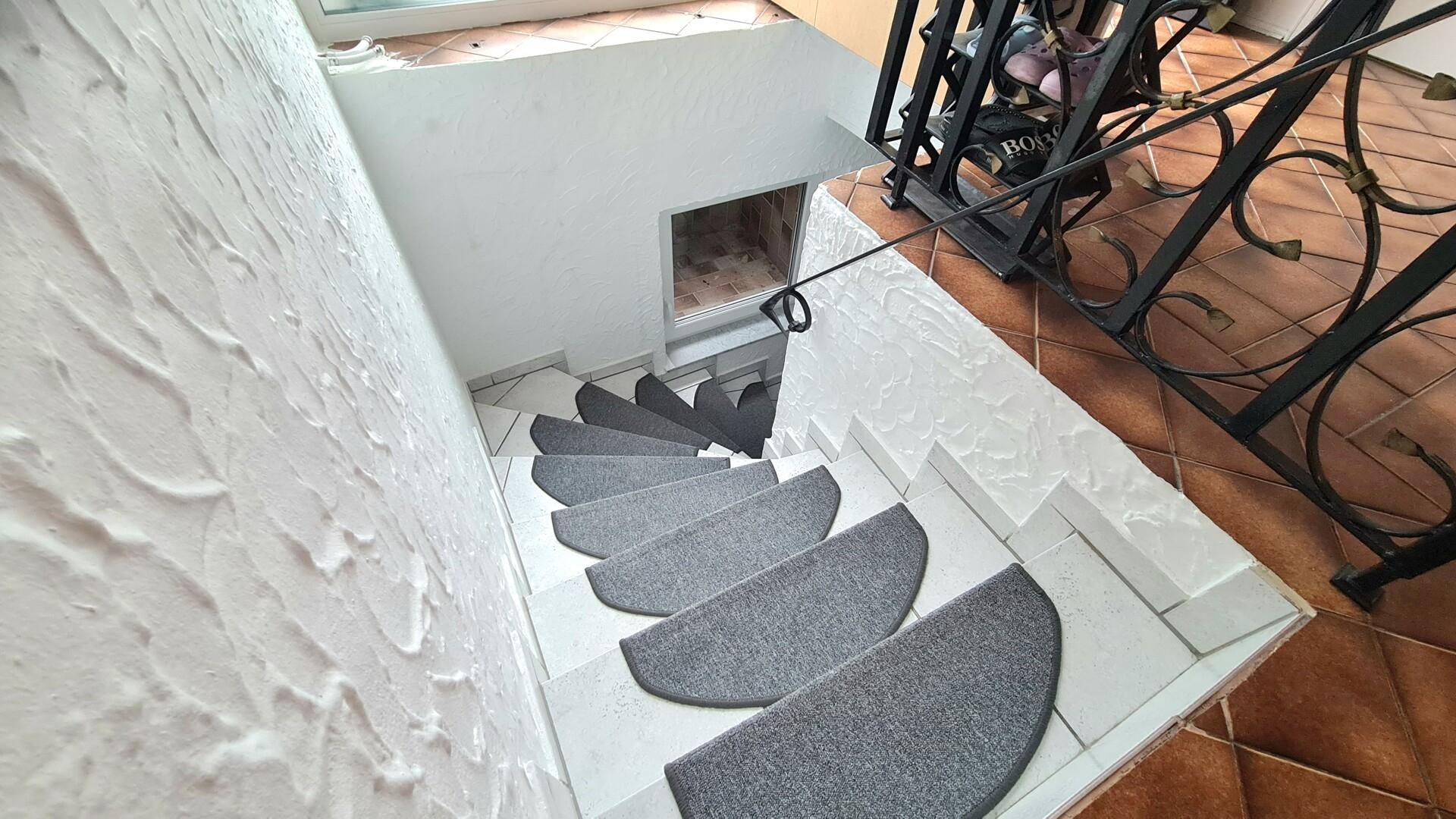 Treppe zum Untergeschoss