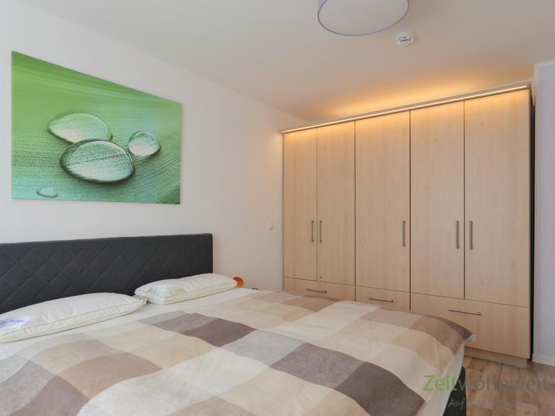 beleuchteter Kleiderschrank
