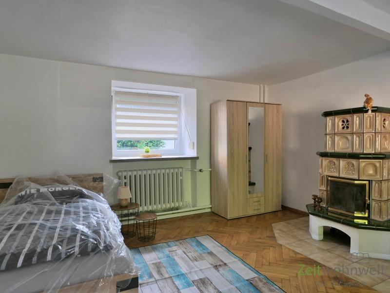 Kleiderschrank und Kamin, Zi 2