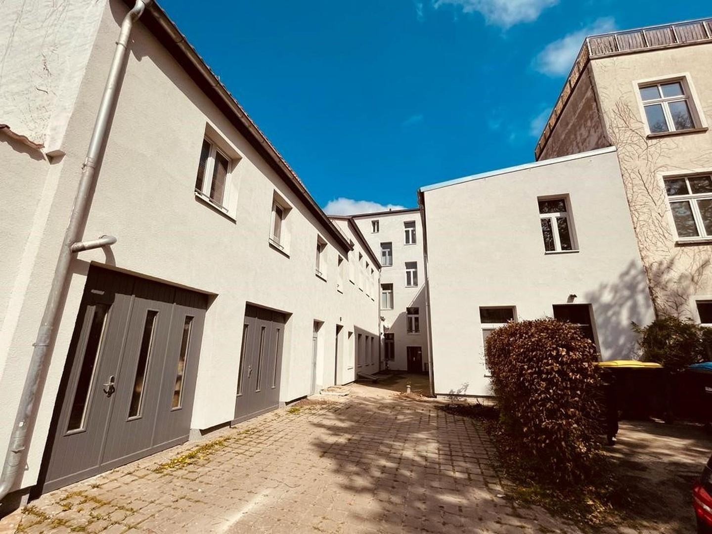 Hinterhof /rechts dann die Whg