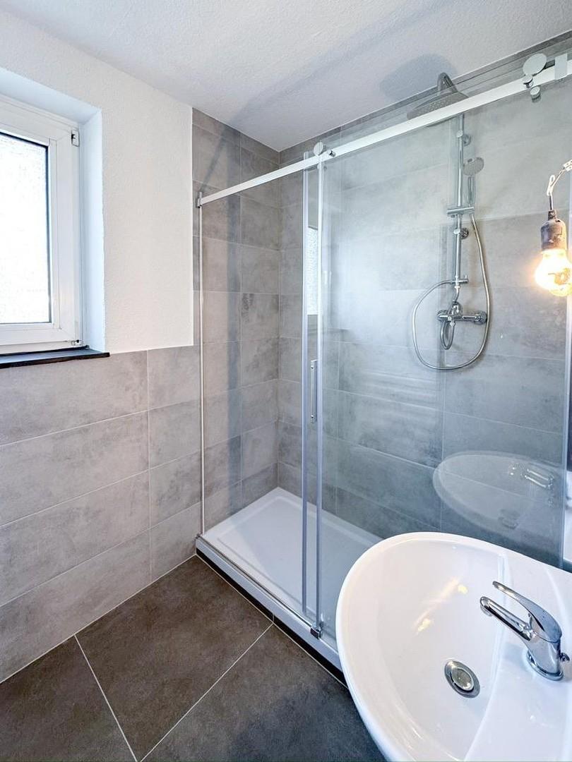 Bad mit großer Dusche