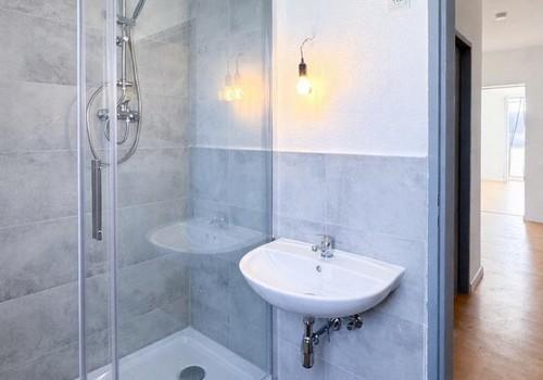 Bad mit großer Dusche