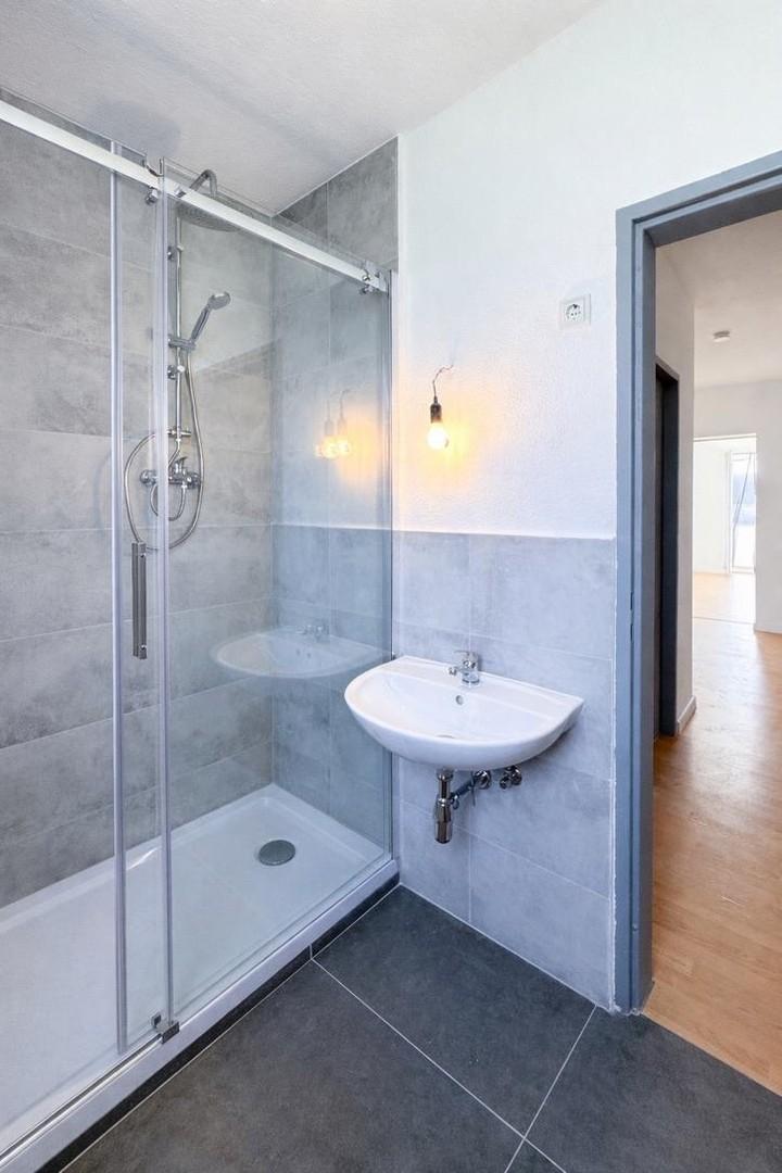Bad mit großer Dusche