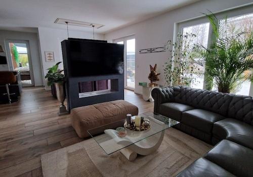 Wohnzimmer mit Kamin