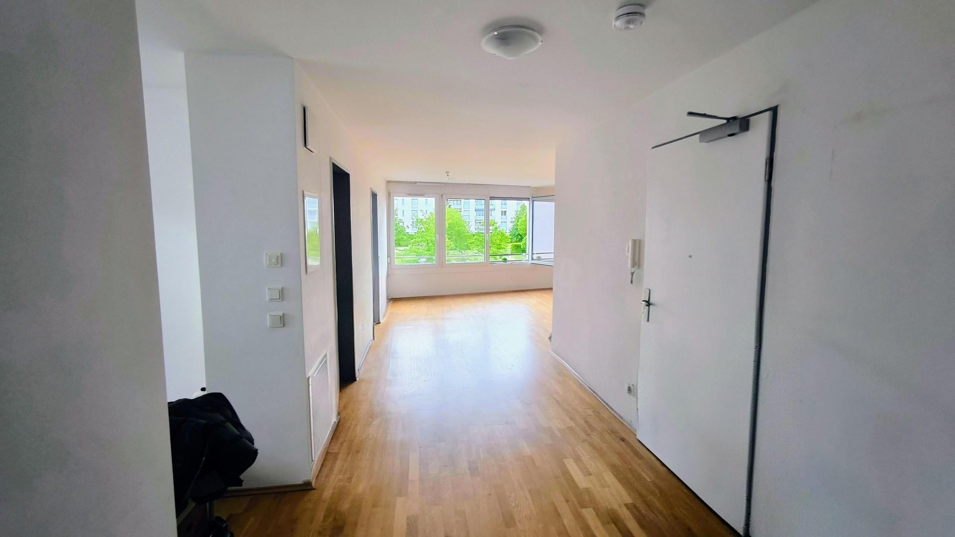 Blick von Flur zum Wohnzimmer