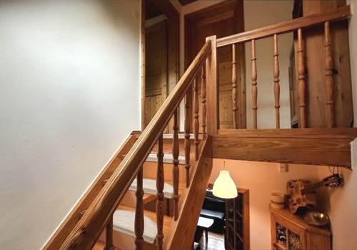 hochwertige, offene Holztreppe