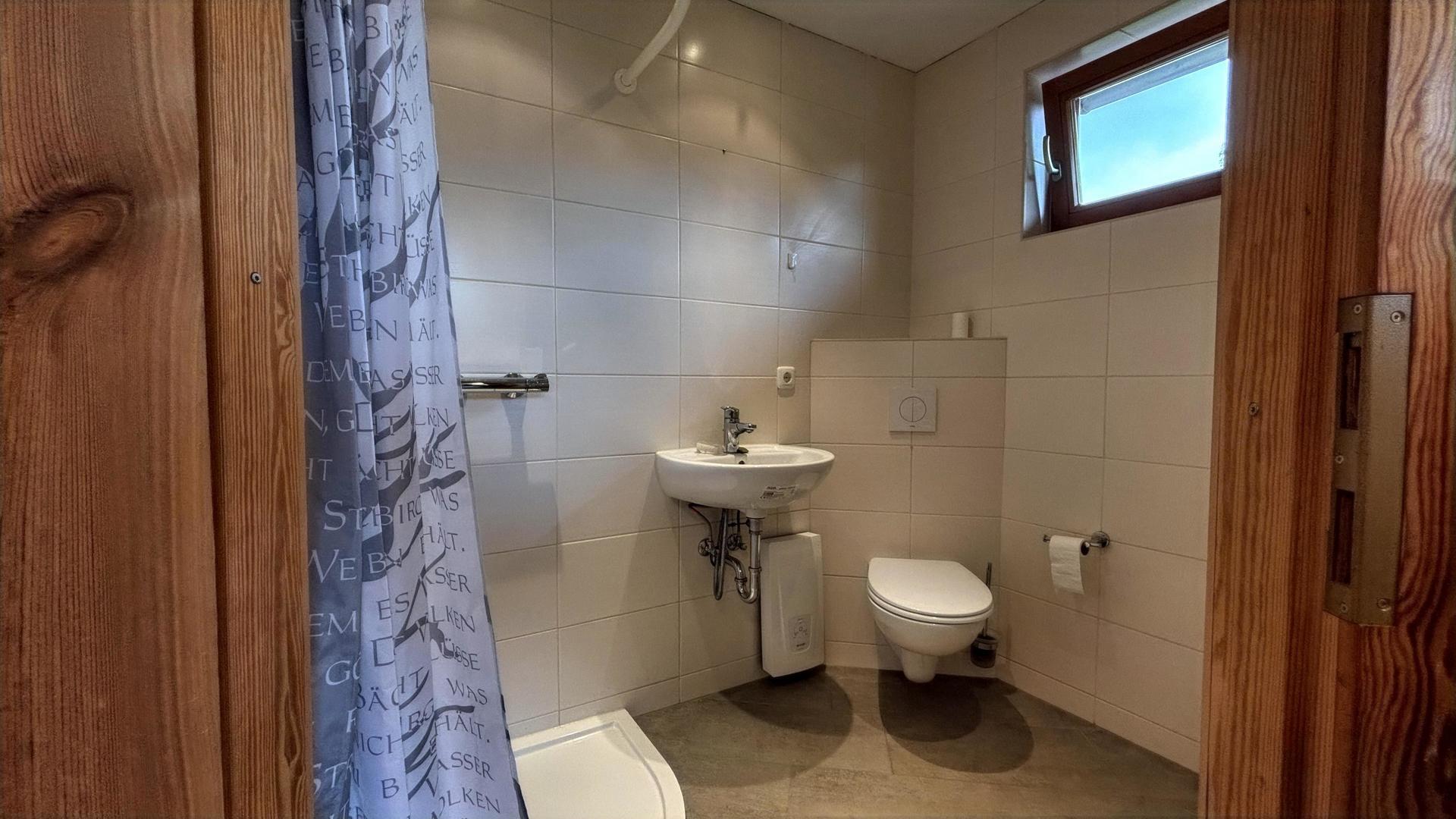 Badezimmer im Nebengebäude