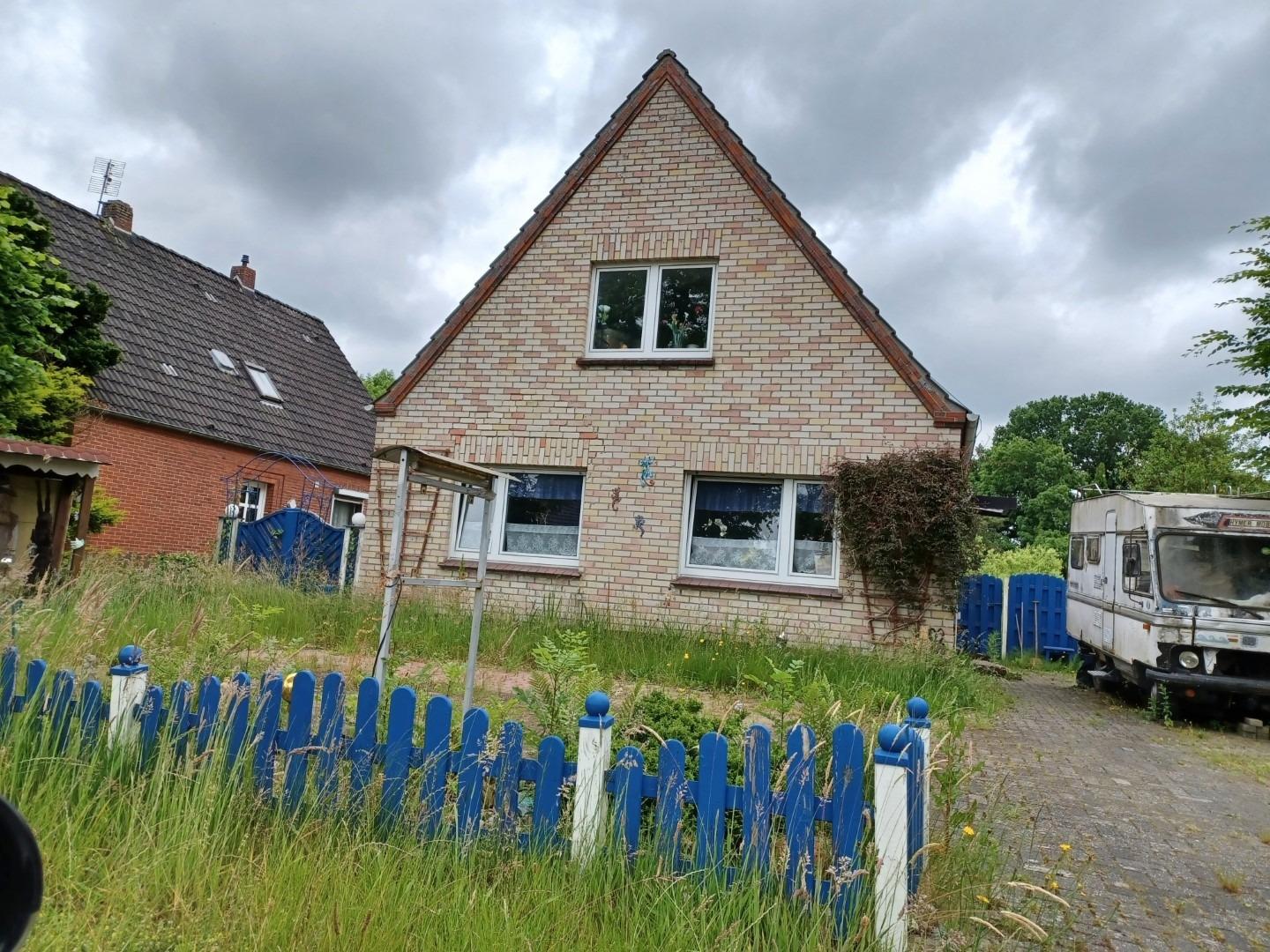 Wohnhaus mit Vorgarten